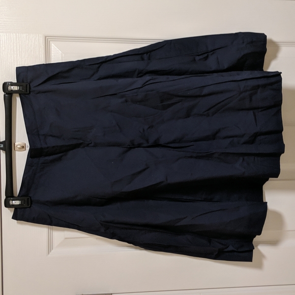 Woman's size 10 cotton Navy Blue pleated skirt - Picture 2 of 3